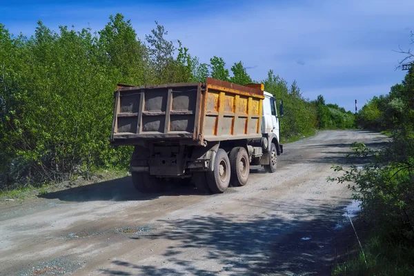 Φορτηγό Φορτίου Βόλτες Ένα Χωματόδρομο Φόντο Δάσος Και Γαλάζιο Του — Φωτογραφία Αρχείου