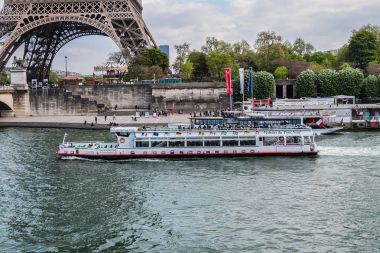 Paris, Fransa - 8 Nisan 2017: Bentleri açık gezi tekneleri (Bateaux Mouches) ile Seine Nehri'nin. Paris'te Eyfel Kulesinin yakınında bateaux Mouches pier.