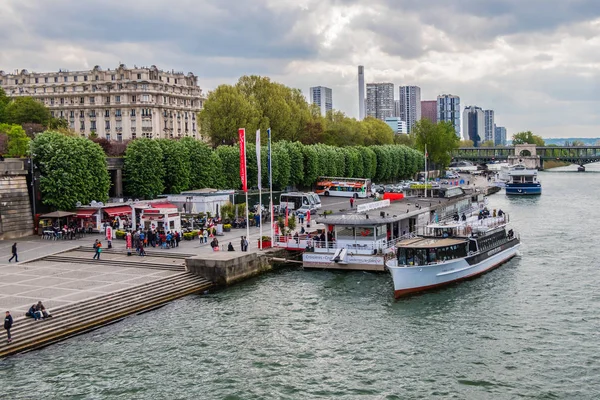 Paris França Abril 2017 Embankments Seine River Outdoor Excursion Boats — Fotografia de Stock