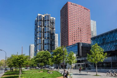 Paris, Fransa - 8 Nisan 2017: Seine sol yakasında Grenelle sahildeki Modern binalar.