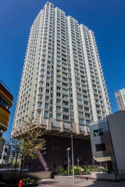 Paris, Fransa - 8 Nisan 2017: Seine sol yakasında Grenelle sahildeki Modern binalar.