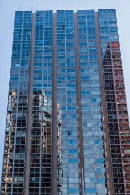 Paris, Fransa - 8 Nisan 2017: Seine sol yakasında Grenelle sahildeki Modern binalar.