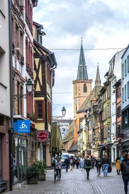 Strasbourg, Fransa - 5 Eylül 2017: Street tarihi kent merkezinde, Strasbourg, Alsace.