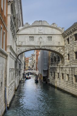 Venedik, İtalya - 04 Ocak 2018: Köprü, iç geçiriyor (Ponte dei Sospiri, 1600) Rio di Palazzo üzerinde biri en ünlü köprüler, sorgulama Odalar Doge Sarayı'yeni hapishaneye bağlandığı.