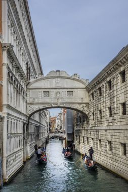 Venedik, İtalya - 04 Ocak 2018: Köprü, iç geçiriyor (Ponte dei Sospiri, 1600) Rio di Palazzo üzerinde biri en ünlü köprüler, sorgulama Odalar Doge Sarayı'yeni hapishaneye bağlandığı.