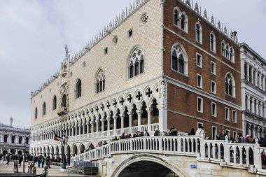 Venice, İtalya - 04 Ocak 2018: Ponte della Paglia (saman Köprüsü) Venedik en güzel köprüler biridir. Palazzo Ducale hangi yakın Rio di Palazzo haçlar saman köprü arkasında bulunan.