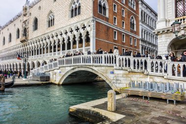 Venice, İtalya - 04 Ocak 2018: Ponte della Paglia (saman Köprüsü) Venedik en güzel köprüler biridir. Palazzo Ducale hangi yakın Rio di Palazzo haçlar saman köprü arkasında bulunan.