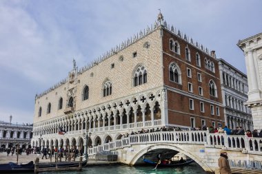 Venice, İtalya - 04 Ocak 2018: Ponte della Paglia (saman Köprüsü) Venedik en güzel köprüler biridir. Palazzo Ducale hangi yakın Rio di Palazzo haçlar saman köprü arkasında bulunan.
