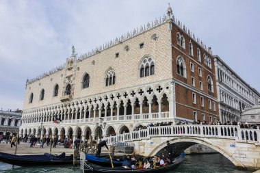 Venice, İtalya - 04 Ocak 2018: Ponte della Paglia (saman Köprüsü) Venedik en güzel köprüler biridir. Palazzo Ducale hangi yakın Rio di Palazzo haçlar saman köprü arkasında bulunan.