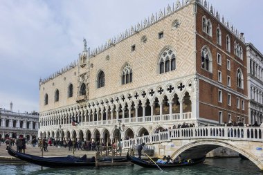 Venice, İtalya - 04 Ocak 2018: Ponte della Paglia (saman Köprüsü) Venedik en güzel köprüler biridir. Palazzo Ducale hangi yakın Rio di Palazzo haçlar saman köprü arkasında bulunan.