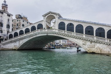 Venice, İtalya - 04 Ocak 2018: Canal Grande ve Rialto Köprüsü (Ponte di Rialto, 1591) Venedik. Rialto Köprüsü Venedik Canal Grande'ye kapsayan dört köprüden geldi.