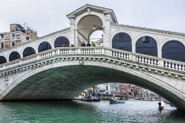 Venice, İtalya - 04 Ocak 2018: Canal Grande ve Rialto Köprüsü (Ponte di Rialto, 1591) Venedik. Rialto Köprüsü Venedik Canal Grande'ye kapsayan dört köprüden geldi.