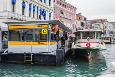 Venice, İtalya - 04 Ocak 2018: Venedik su otobüs Vaporetto (tekne ulaşım Venedik ile büyük kanal (Canal Grande) görünümünü).
