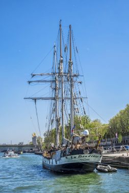 Paris, Fransa - 9 Nisan 2017: Paris'te Seine nehrinde eski yelkenli gemi (La Boudense Fecamp üzerinden).