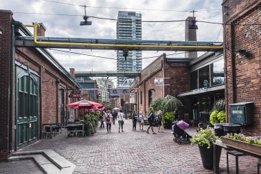 Toronto, Kanada - 24 Ağustos 2017: Damıtım bölgesi (eski Gooderham ve bitkiler Distillery) - tarihi ve eğlence bölgesi. Çok sayıda kafe, Restoran, mağaza ve endüstriyel parçalar içerir.