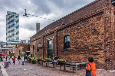 Toronto, Kanada - 24 Ağustos 2017: Damıtım bölgesi (eski Gooderham ve bitkiler Distillery) - tarihi ve eğlence bölgesi. Çok sayıda kafe, Restoran, mağaza ve endüstriyel parçalar içerir.
