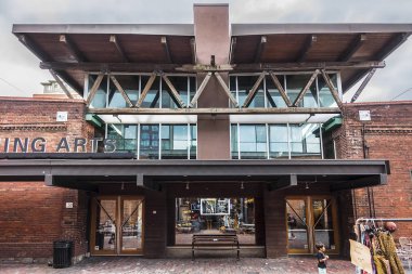 Toronto, Kanada - 24 Ağustos 2017: Damıtım bölgesi (eski Gooderham ve bitkiler Distillery) - tarihi ve eğlence bölgesi. Çok sayıda kafe, Restoran, mağaza ve endüstriyel parçalar içerir.