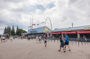 Vaughan, Ontario, Kanada - 18 Ağustos 2017: Kanada'nın harikalar (1981 yılında açılan 130 ha Tema Parkı, ev sürmek ve trenler Kuzey Amerika'nın en heyecan verici koleksiyona). 