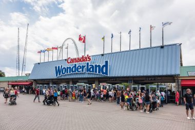 Vaughan, Ontario, Kanada - 18 Ağustos 2017: Kanada'nın harikalar (1981 yılında açılan 130 ha Tema Parkı, ev sürmek ve trenler Kuzey Amerika'nın en heyecan verici koleksiyona). 