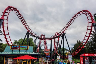 Vaughan, Ontario, Kanada - 18 Ağustos 2017: Kanada'nın harikalar (1981 yılında açılan 130 ha Tema Parkı, ev sürmek ve trenler Kuzey Amerika'nın en heyecan verici koleksiyona). 