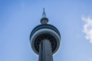 Toronto, Kanada - 24 Ağustos 2017: Görüş-in Toronto Cn Tower (Kanada ulusal, 553m). CN Kulesi (1976 yılında tamamlandı) - iletişim ve Downtown Toronto kule gözlem.