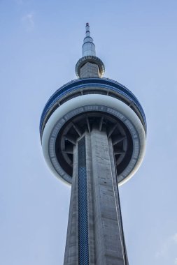 Toronto, Kanada - 24 Ağustos 2017: Görüş-in Toronto Cn Tower (Kanada ulusal, 553m). CN Kulesi (1976 yılında tamamlandı) - iletişim ve Downtown Toronto kule gözlem.