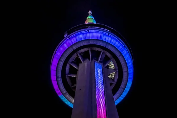 多伦多 加拿大 2017年8月24日 多伦多 加拿大国家 553M 在多色的照明 1976年完成 多伦多市中心的通讯和观察塔 — 图库照片