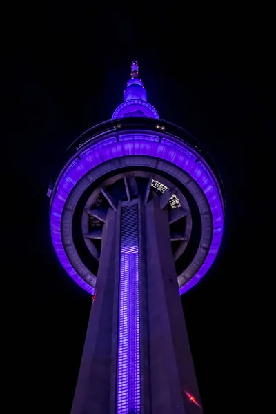 多伦多 加拿大 2017年8月24日 多伦多 加拿大国家 553M 在多色的照明 1976年完成 多伦多市中心的通讯和观察塔 — 图库照片