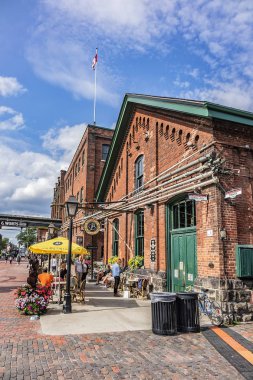 Toronto, Kanada - 24 Ağustos 2017: Damıtım bölgesi (eski Gooderham ve bitkiler Distillery) - tarihi ve eğlence bölgesi. Çok sayıda kafe, Restoran, mağaza ve endüstriyel parçalar içerir.