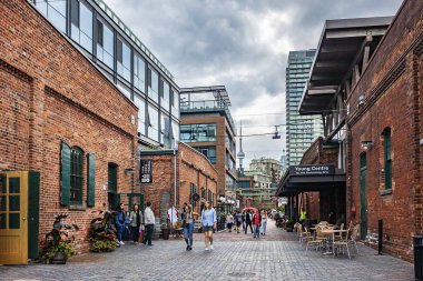 Toronto, Kanada - 24 Ağustos 2017: Damıtım bölgesi (eski Gooderham ve bitkiler Distillery) - tarihi ve eğlence bölgesi. Çok sayıda kafe, Restoran, mağaza ve endüstriyel parçalar içerir.