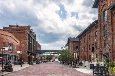 Toronto, Kanada - 24 Ağustos 2017: Damıtım bölgesi (eski Gooderham ve bitkiler Distillery) - tarihi ve eğlence bölgesi. Çok sayıda kafe, Restoran, mağaza ve endüstriyel parçalar içerir.