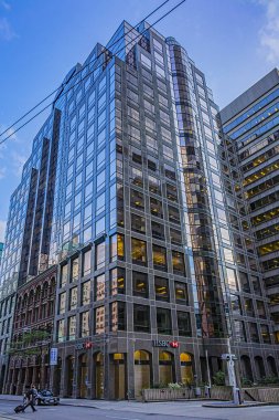 Toronto, Kanada - 24 Ağustos 2017: Toronto şehir merkezinde şehir manzarası. Toronto şehir merkezinde birçok ünlü mimarın çeşitli tarzlarda seçkin binaları var..