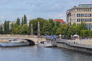 Berlin Almanya - 20 Ağustos 2019: Berlin Katedrali yakınlarındaki Spree Nehri (Berliner Dom) - Berlin 'in Mitte ilçesindeki Müze Adası' nın ünlü simgesi.