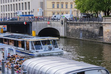 Berlin Almanya - 20 Ağustos 2019: Berlin Katedrali yakınlarındaki Spree Nehri (Berliner Dom) - Berlin 'in Mitte ilçesindeki Müze Adası' nın ünlü simgesi.