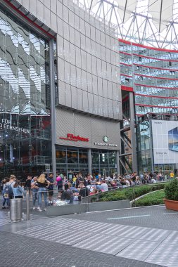 Berlin, Almanya - 20 Ağustos 2019: Sony Center (2000) - Potsdamer Platz 'da Sony destekli kompleks. Sony Center 'da çeşitli dükkanlar, restoranlar, otel, Imax Tiyatrosu, ofisler, film müzeleri bulunmaktadır..