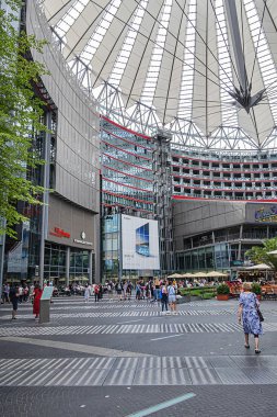 Berlin, Almanya - 20 Ağustos 2019: Sony Center (2000) - Potsdamer Platz 'da Sony destekli kompleks. Sony Center 'da çeşitli dükkanlar, restoranlar, otel, Imax Tiyatrosu, ofisler, film müzeleri bulunmaktadır..