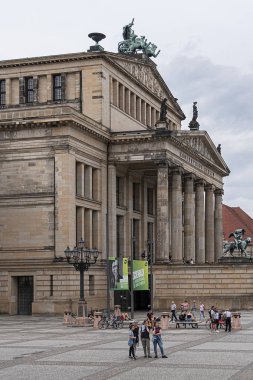 Berlin, Almanya - 20 Ağustos 2019: Berlin 'deki Jandarma Meydanı (önceki Friedrichstadt Mahallesi, Xvii Yüzyılı) ve Konzerthaus, Fransız ve Alman Katedrallerinin manzarası.