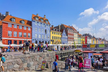 Kopenhag, Danimarka - 10 Ağustos 2019: Nyhavn Pedestrian rıhtım sokağı: açık kafeler ve renkli binalar. Nyhavn (Yeni Liman), Xvii yüzyılı kıyı bölgesi, kanal ve eğlence bölgesidir.. 