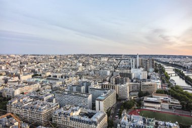 Eiffel Kulesi 'nden gün batımında Paris' in hava manzarası. Paris, Fransa.