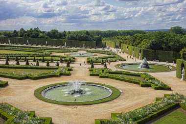 Versailles, Fransa - 27 Mayıs 2019: Versailles sarayının güzel manzarası. Kraliyet Versay Sarayı ve çevre bahçeler Unesco Dünya Mirasları Listesi 'nde yer almaktadır..