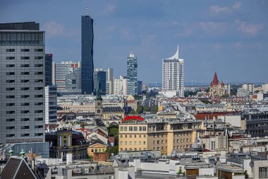 Viyana, Avusturya - 8 Mayıs 2016: St. Stephen Katedrali 'ndeki bir izleme platformundan Viyana' nın harika manzarası. Viyana, Avusturya.