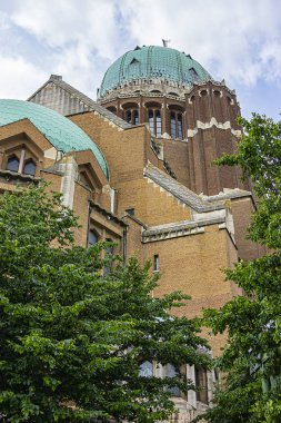 Ulusal Kutsal Kalp Bazilikası (Basilique Nationale du Sacre-Coeur) - Brüksel 'deki Roma Katolik Kilisesi ve Kilise Kilisesi. Bazilika dünyanın en büyük kiliseleri arasında beşinci sırada. Belçika. 