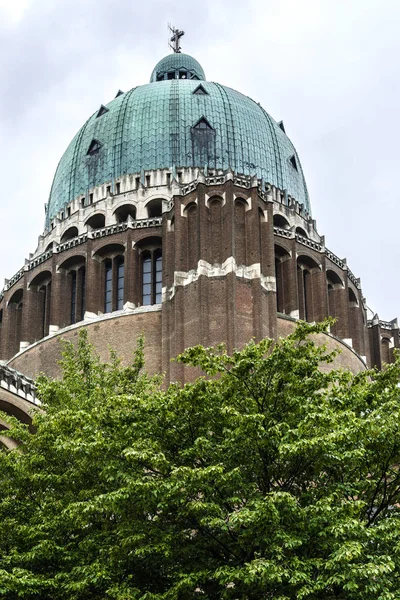 Ulusal Kutsal Kalp Bazilikası (Basilique Nationale du Sacre-Coeur) - Brüksel 'deki Roma Katolik Kilisesi ve Kilise Kilisesi. Bazilika dünyanın en büyük kiliseleri arasında beşinci sırada. Belçika. 
