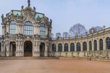 Zwinger Sarayı 'nın mimari detayları. Dresden, Almanya' daki kraliyet sarayı Xvii. Bugün Zwinger bir müze kompleksi ve en çok ziyaret edilen anıt..