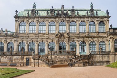 Zwinger Sarayı 'nın mimari detayları. Dresden, Almanya' daki kraliyet sarayı Xvii. Bugün Zwinger bir müze kompleksi ve en çok ziyaret edilen anıt..