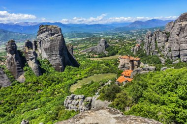 Meteora, Yunanistan 'daki en büyük ve en önemli Doğu Ortodoks manastırı komplekslerinden biridir. Manastırlar 400 metre yüksekliğindeki kayalık bir uçurumun tepesinde yer almaktadır. Peneas Vadisi, Yunanistan.