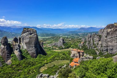 Meteora, Yunanistan 'daki en büyük ve en önemli Doğu Ortodoks manastırı komplekslerinden biridir. Manastırlar 400 metre yüksekliğindeki kayalık bir uçurumun tepesinde yer almaktadır. Peneas Vadisi, Yunanistan.