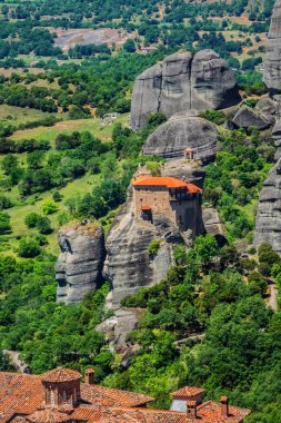 Meteora, Yunanistan 'daki en büyük ve en önemli Doğu Ortodoks manastırı komplekslerinden biridir. Manastırlar 400 metre yüksekliğindeki kayalık bir uçurumun tepesinde yer almaktadır. Peneas Vadisi, Yunanistan.