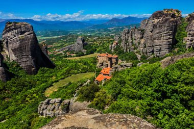 Meteora, Yunanistan 'daki en büyük ve en önemli Doğu Ortodoks manastırı komplekslerinden biridir. Manastırlar 400 metre yüksekliğindeki kayalık bir uçurumun tepesinde yer almaktadır. Peneas Vadisi, Yunanistan.