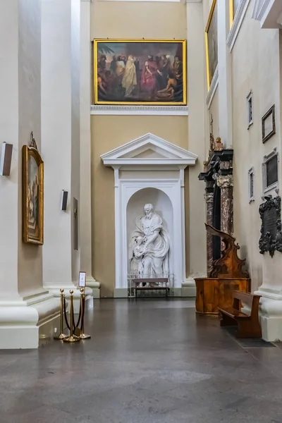 リトアニアのヴィリニュス 2019年7月29日 ネオクラシック様式のヴィリニュス大聖堂の内部 聖スタニスラウス大聖堂と聖ラディスラウス 1783年 ヴィリニュス大聖堂の祭壇 — ストック写真